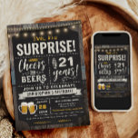 Alegres y cervezas sorpresa Invitación a cumpleaño<br><div class="desc">Invitación a los 21 Años de Surprise Cheers and Beers con pizarra y carta con edad de personalizar.</div>