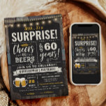 Alegres y cervezas sorpresa Invitación a los 60 añ<br><div class="desc">Invitación de cumpleaños número 60 de Surprise Cheers and Beers con pizarra y letras con edad de personalizar.</div>