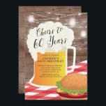 Alegrías a 60 años de 60.a invitación del<br><div class="desc">Las alegrías a 60 años del cumpleaños de invitación de la barbacoa que ofrecía una taza de cerveza y una hamburguesa fijaron en un fondo de madera rústico con las luces colgantes del tarro de albañil</div>