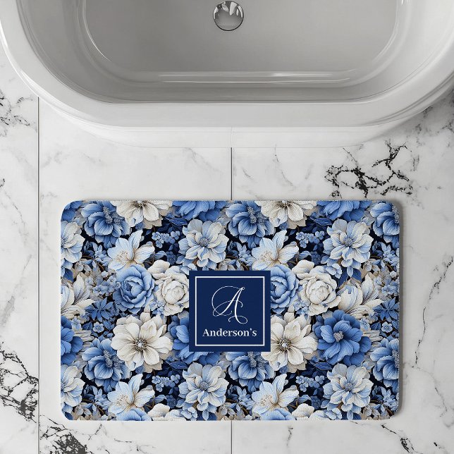 Alfombra de baño con flores azules chic con nombre (Chic Navy Blue Flowers Custom Name Bath Mat)