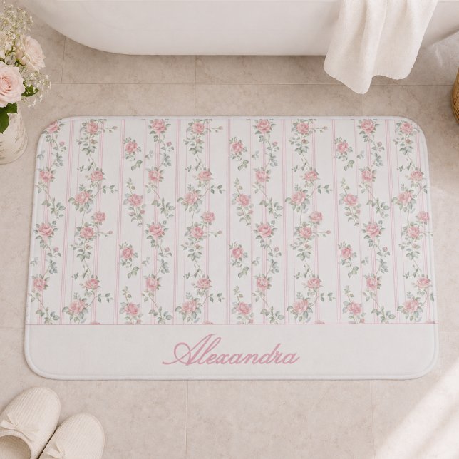 Alfombra de baño floral de rosa rosa personalizada (pretty pink coquette grandmillennial floral bath mat with custom monogram name in calligraphy script)