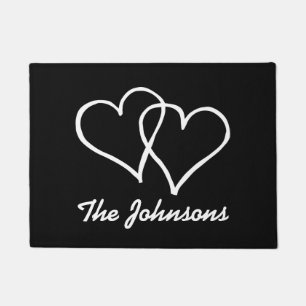 Alfombra de puerta en blanco y negro con corazones