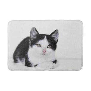 Alfombras de baño de gatito pensativo en blanco y