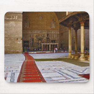 Alfombras de oración que conducen a la mezquita is