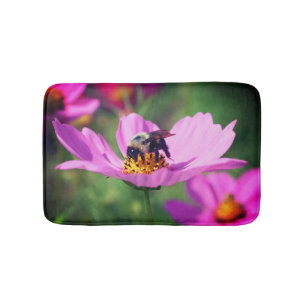 Alfombrilla De Baño Abeja de burbujas en la flor rosa de Cosmos cerca