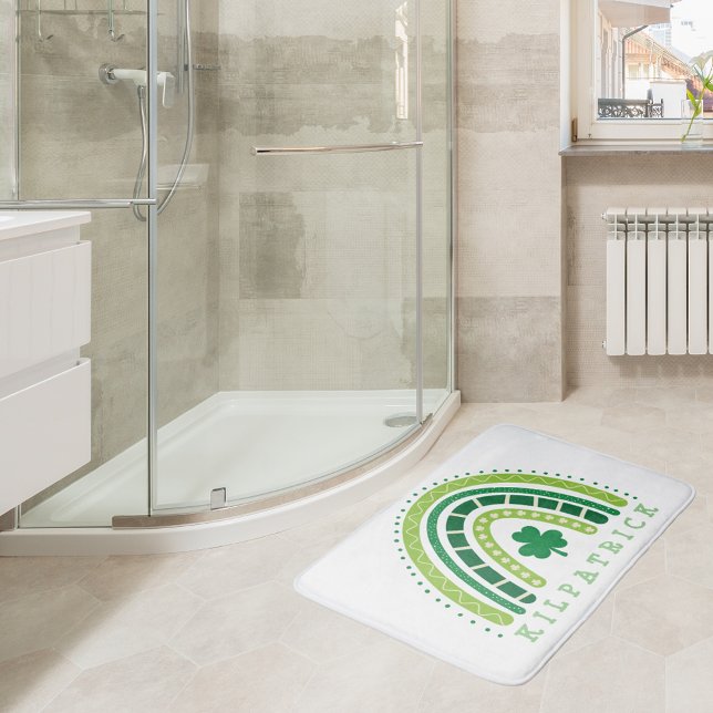 Alfombrilla De Baño Arcoiris de St. Patrick | Chambrock caprichoso (St. Patrick's Rainbow | Happy Whimsical Shamrock Bath Mat)