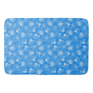 ALFOMBRILLA DE BAÑO AZUL BRILLANTE CON CONCHAS BLANCAS