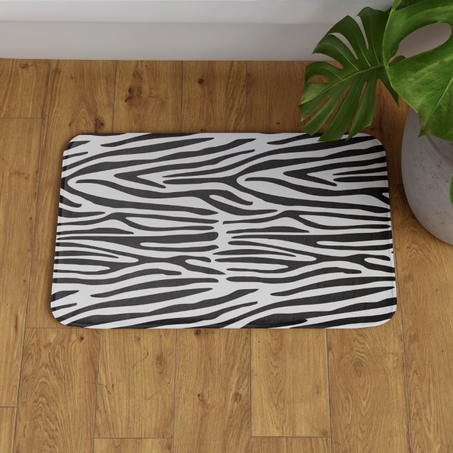 Alfombrilla De Baño Bandas de cebra Black White Animal Print Bath Mat (Add some wild safari vibes to your bathroom floor with a sleek black and white zebra bath mat )