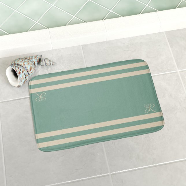 Alfombrilla De Baño Bandas turquesa y crema Monograma elegante (An ocean green bath mat with sailor stripes and your initial. Available in 3 sizes - S, M & L)