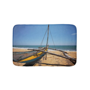 Alfombrilla De Baño Barco de pesca amarrado en la playa