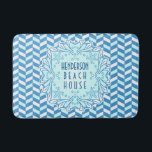 Alfombrilla De Baño Beach House Art Déco Shell y Personalizado de Herr<br><div class="desc">Esta alfombra de baño de bonito, personalizada, tiene un patrón de arenque azul y blanco. El audaz motivo de la concha tiene un estilo Art Decó clásico, con estrellas de mar y un ligero ancla blanca en el medio. En un tipo de letra vintage de los años 20, añada fácilmente...</div>