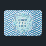 Alfombrilla De Baño Beach House Art Déco Shell y Personalizado de Herr<br><div class="desc">Esta alfombra de baño de bonito, personalizada, tiene un patrón de arenque azul y blanco. El audaz motivo de la concha tiene un estilo Art Decó clásico, con estrellas de mar y un ligero ancla blanca en el medio. En un tipo de letra vintage de los años 20, añada fácilmente...</div>