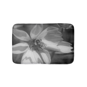Alfombrilla De Baño Bee On Cosmos Flor En Blanco Y Negro