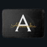 Alfombrilla De Baño Black Gold Modern Script Girly Monograma Nombre<br><div class="desc">Monograma de escritura simple negro y dorado Matas de baño. Esto hace que la graduación perfecta,  el cumpleaños,  la boda,  la ducha de novia,  el aniversario,  la ducha de bebé o la fiesta de soltera sea un regalo para alguien que ama el lujo glam y los estilos elegantes.</div>