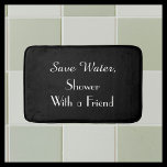 Alfombrilla De Baño Black Save Water Funny Plush Bath Mat<br><div class="desc">Esta alfombra de baño humorística puede ser cualquier color de fondo que seleccione - sólo haga clic en Personalizar. El fondo predeterminado es negro; el texto es blanco. El texto dice "Salven agua, duchan con un amigo". Cortina de ducha a juego. Un gran regalo para un boda o para el...</div>