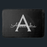 Alfombrilla De Baño Black Silver Modern Script Girly Monograma Nombre<br><div class="desc">Monograma de escritura simple negro y plateado con máscaras de baño. Esto hace que la graduación perfecta, el cumpleaños, el boda, la ducha de novia, el aniversario, la ducha de bebé o la fiesta de soltera sea un regalo para alguien que ama el lujo glam y los estilos de moda....</div>