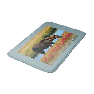 Alfombrilla De Baño Caballo marrón pastando con borde de agua azul