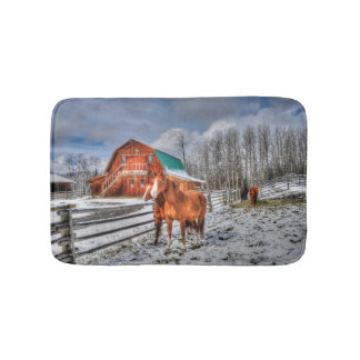 Alfombrilla De Baño Caballos de acedera y castaño y granero en nieve d