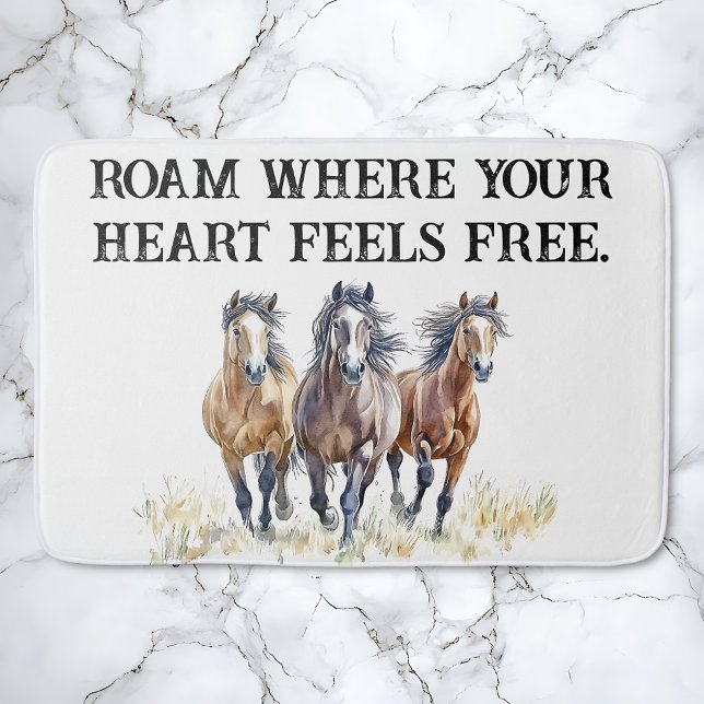 Alfombrilla De Baño Caballos de Mustang salvajes y libres del oeste (Roam where your heart feels free.  Wild Western mustang horse trio bath mat.)