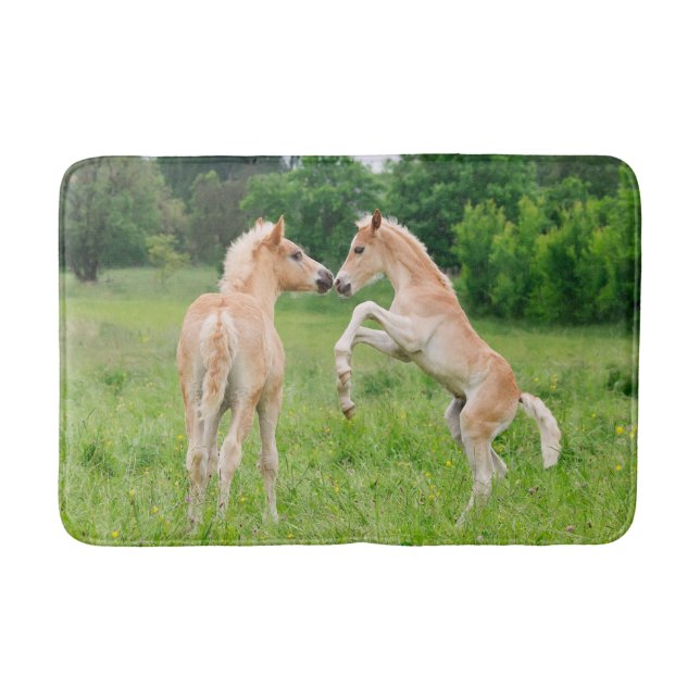 Alfombrilla De Baño Caballos Haflinger Terneros lindos criando y jugan (Anverso)