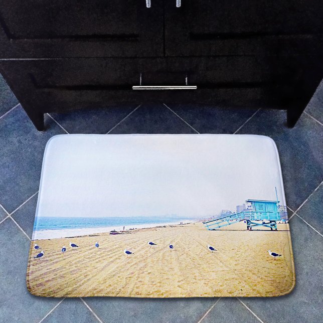 Alfombrilla De Baño Cabina de salvavidas de gaviotas oceánicas de la p (Subido por el creador)