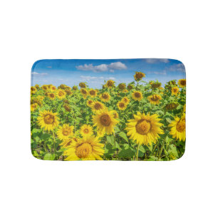 Alfombrilla De Baño Campo de girasoles, día soleado de verano.