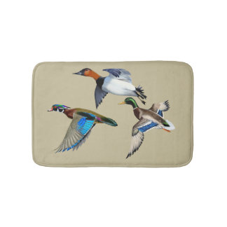 Alfombrilla De Baño Canvasback, Mallard and Wood Ducks Flying