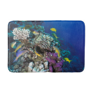 Alfombrilla De Baño Cardumen de salmonetes alrededor de pequeño coral