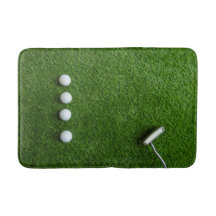Césped verde de golf con pelotas de golf