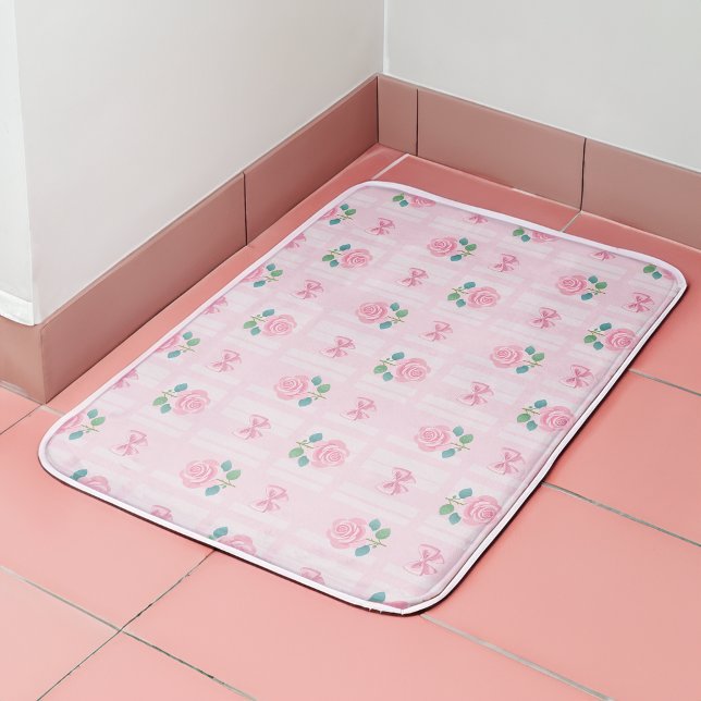 Alfombrilla De Baño Cinta de plástico y rosa Rosa de Coquette (pink bath mat with roses and ribbon on top of pink tile floor)