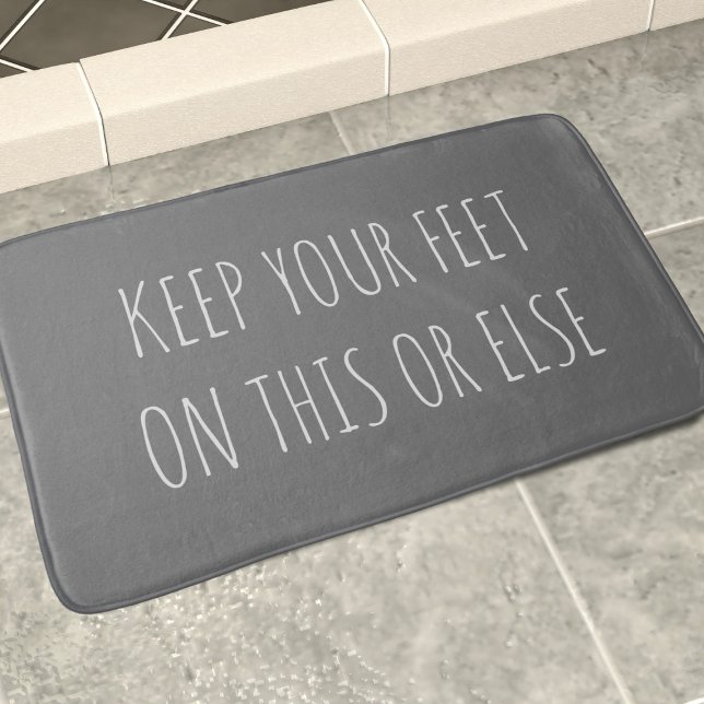 Alfombrilla De Baño Cita graciosa del Personalizado Chalkboard Gray Ba (Keep your feet on this bath mat or else there WILL be trouble!)
