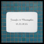 Alfombrilla De Baño Colchón de scripts personalizados en blanco y negr<br><div class="desc">Esta alfombra de baño puede ser cualquier color de fondo que seleccione - sólo haga clic en Personalizar.  El fondo es blanco neutro; dos líneas de personalización son negras.  Un gran regalo para un boda. Todos los derechos reservados © 2015 Alan & Marcia Socolik.</div>