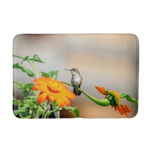 Alfombrilla De Baño Colibrí en una planta floreciente