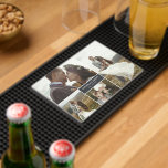 Alfombrilla De Baño Collage de fotos de Boda de citas y nombres negros<br><div class="desc">Romántico tapete de barra para tu bar de casa en la casa que compartes como una pareja recién casada a la que puedes añadir cuatro de tus fotos de bodas en diferentes dimensiones con tus nombres y fecha de boda en blanco contra negro mate. Imagen de la barra de collage...</div>