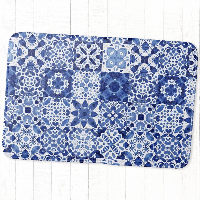 Alfombrilla De Baño Cuadros de agua del patrón de mosaico blanco azul  (Blue and white watercolor 
Mediterranean tile pattern bath mat)