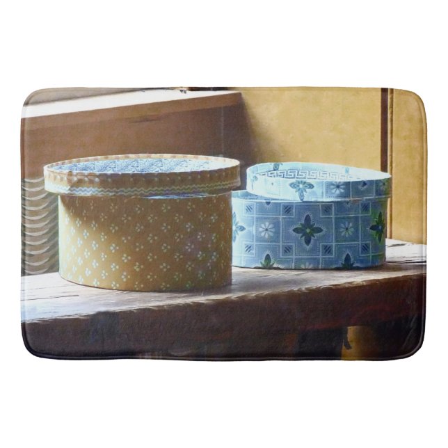 Alfombrilla De Baño Dos cajas Gorras (Anverso)