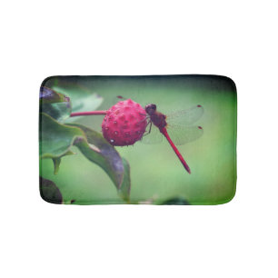 Alfombrilla De Baño Dragonfly Rojo Sobre Fruta De Dogwood Cerca