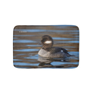 Alfombrilla De Baño Dulce pato de Bufflehead en las aguas soleadas