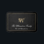Alfombrilla De Baño Elegante familia Monograma Apellido Boda recién ca<br><div class="desc">Elegante Monograma Y Personalizado Nombre De Apellido De La Familia Recién Recibida Gift Boda Bath Mat. Cuidada y elegante alfombra de baño monogramada en negro y oro. Guión clásico para el apellido monogramado inicial, y apellido familiar, y el Est. Fecha en un fondo negro de moda. Un regalo perfecto para...</div>