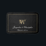 Alfombrilla De Baño Elegante Moda Monograma Nombres Boda recién casado<br><div class="desc">Elegante Monograma de Moda Llama Mat Bath Boda recién casada. Cuidada y elegante alfombra de baño monogramada en negro y oro. Guión clásico para el apellido monogramado inicial, los nombres de la novia y el novio y la fecha en un fondo negro de moda. Un regalo perfecto para recién casados,...</div>