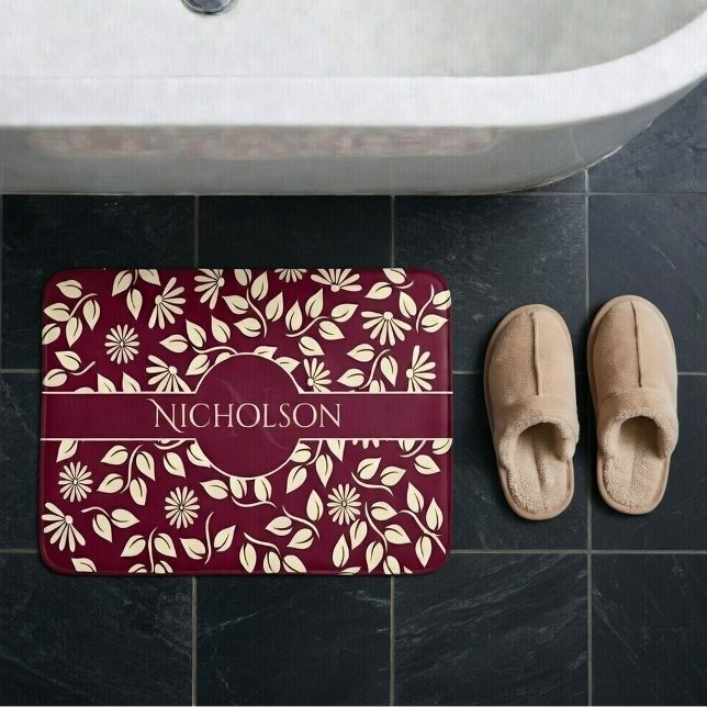 Alfombrilla De Baño Elegante Monograma Nombre Personalizado Leaf Daisy (Pastel yellow retro flowers and leaves on burgundy bathmat with template name and monogram.)