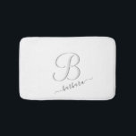 Alfombrilla De Baño Elegante nombre de monograma Personalizado blanco<br><div class="desc">Se trata de una elegante toalla blanca con un monograma único personalizado multicolor / inicial (con un efecto especial) y con tu nombre. Creará un ambiente suave y acogedor y lo suficientemente amable como para poder hacer una variedad de efectos de coordinación. ¡Creará una bonita decoración en el cuarto de...</div>