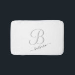 Alfombrilla De Baño Elegante nombre de monograma Personalizado blanco<br><div class="desc">Se trata de una elegante toalla blanca con un monograma único personalizado multicolor / inicial (con un efecto especial) y con tu nombre. Creará un ambiente suave y acogedor y lo suficientemente amable como para poder hacer una variedad de efectos de coordinación. ¡Creará una bonita decoración en el cuarto de...</div>