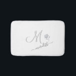 Alfombrilla De Baño Elegante nombre de monograma Personalizado blanco<br><div class="desc">Esta es una preciosa y elegante toalla blanca con un Monograma único personalizado multicolor / inicial (que proporciona un efecto especial) y con tu nombre — y — el purpurinoso de vidrio del rosa plateado. Creará un ambiente suave y acogedor y lo suficientemente amable como para poder hacer una variedad...</div>
