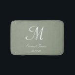 Alfombrilla De Baño Elegante Sage Green Monograma Nombre de recién cas<br><div class="desc">Elegante Sage Monograma Verde y Blanco Terraza con estera de baño</div>