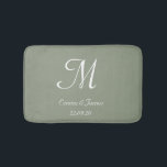 Alfombrilla De Baño Elegante Sage Green Monograma Nombre de recién cas<br><div class="desc">Elegante Sage Monograma Verde y Blanco Terraza con estera de baño</div>