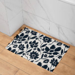 Alfombrilla De Baño Elegante tela de crema floral azul oscuro<br><div class="desc">Flores azules delgadas, elegantemente esparcidas por el lienzo crema, evocan una sensación de belleza natural y gracia. Cada flor es intrincadamente detallada, mostrando la mejor artesanía que le da vida al patrón floral. El fondo de color crema es muy agradable y crea un equilibrio armonioso que realza la estética general....</div>