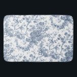 Alfombrilla De Baño Elegante Vintage francés grabado en toile floral-a<br><div class="desc">Elegante y ornamentado patrón vintage azul y blanco toile de jouy con flores exóticas, viñas y follaje entrelazados con guirnaldas y canastos de rosas. Este patrón se adaptó a partir de un fragmento textil francés histórico aproximadamente en 1910 en la colección Smithsonian. El patrón es de alta resolución pero no...</div>