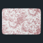 Alfombrilla De Baño Elegante Vintage Francés Grabado Floral Toile-Rosa<br><div class="desc">Elegante y adornado patrón rosa y blanco vintage de jouy con flores exóticas, viñas y follaje entrelazados con guirnaldas y canastos de rosas. Este patrón se adaptó a partir de un fragmento textil francés histórico aproximadamente en 1910 en la colección Smithsonian. El patrón es de alta resolución pero no se...</div>