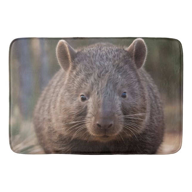 Alfombrilla De Baño "Encanto Chubby: El Adorable Wombat Australiano" (Anverso)